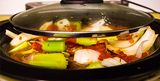 Boeuf sauté à l'émincé et noix de cajou, tortilla de légumes