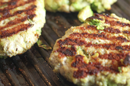 Burger de poulet et avocat et son risotto de chou-fleur